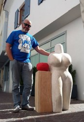 Petar Hranuelli i Venera sa jabukom, javna skulptura, Silandro (Italija) 